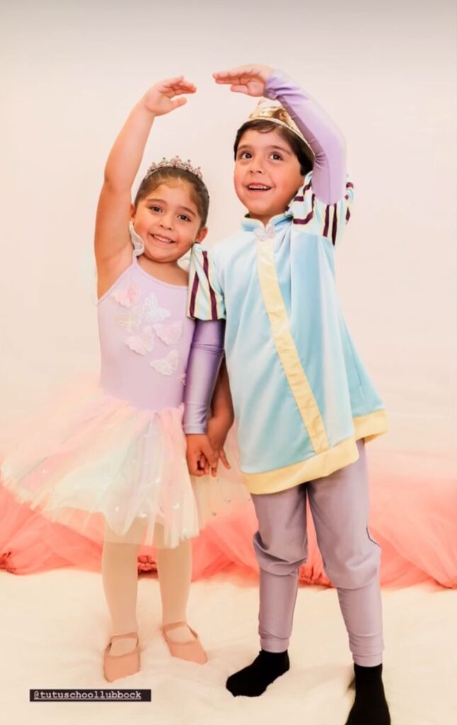 Mailee y su hermano Liam para el recital «Twirling Over the Rainbow» (Girando sobre el arcoíris).